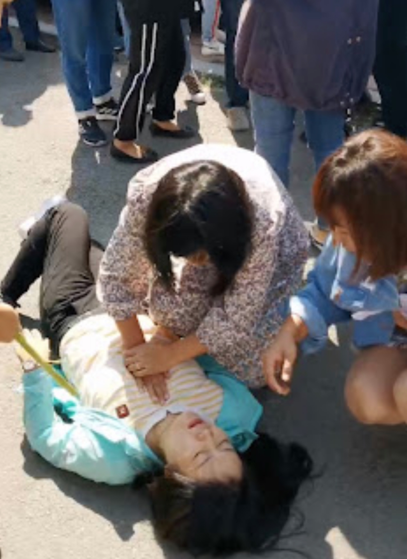 First aid to a Christian woman who passes out in the raid ChinaAid