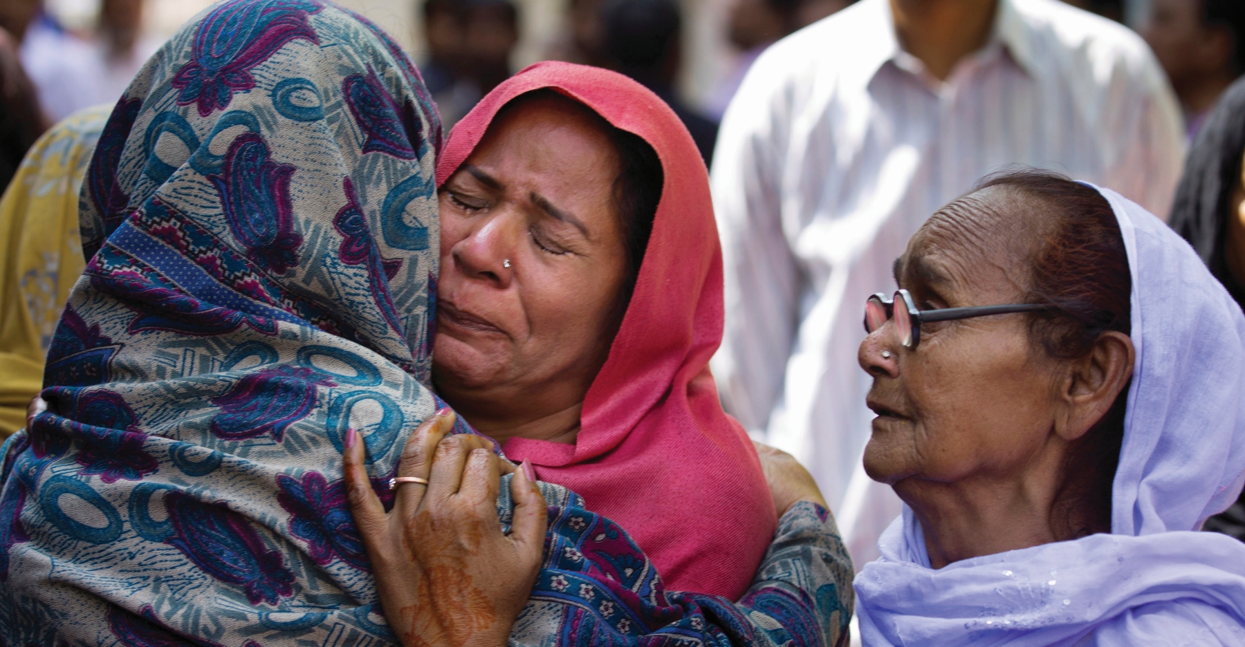 Pakistan Women Hugging 1800w