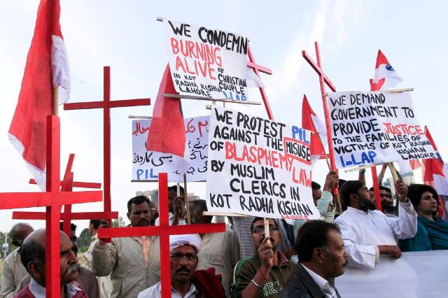 Pakistani Christians protest against the blasphemy laws in 2014
