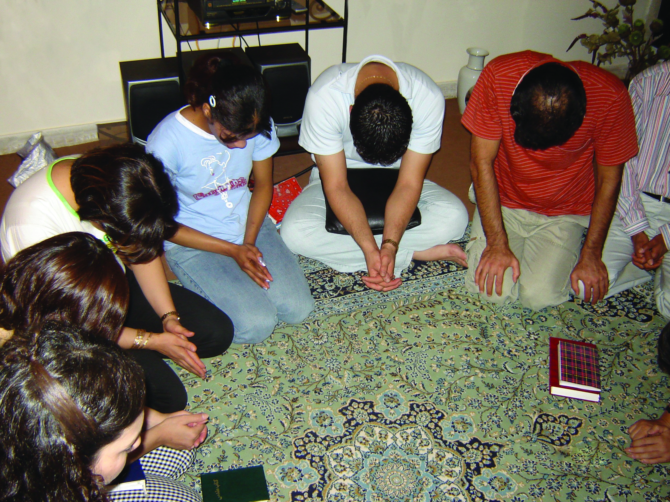 01 Iranian cell church praying