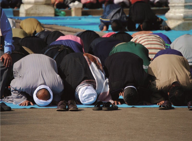 R129 Egypt Praying